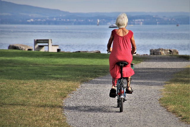 Mujer montada en una bicicleta vintage