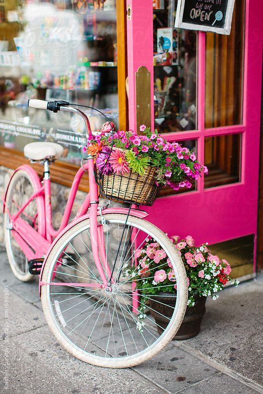 bicicleta rosa vintage de decoración en escaparate de tienda