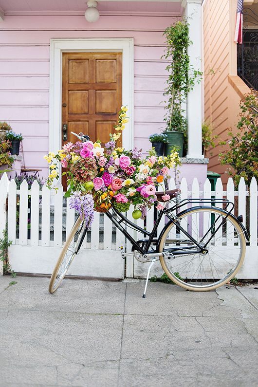 bicicleta vintage con flores en el manillar